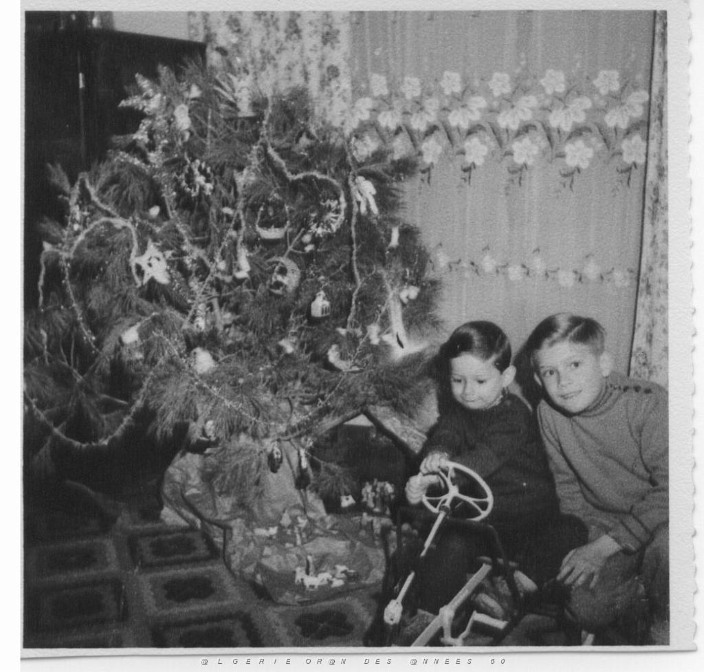 11 NOEL 56 RUE CHARLEROI A ECKMUHL AVEC MON FRERE RICHARD.JPG